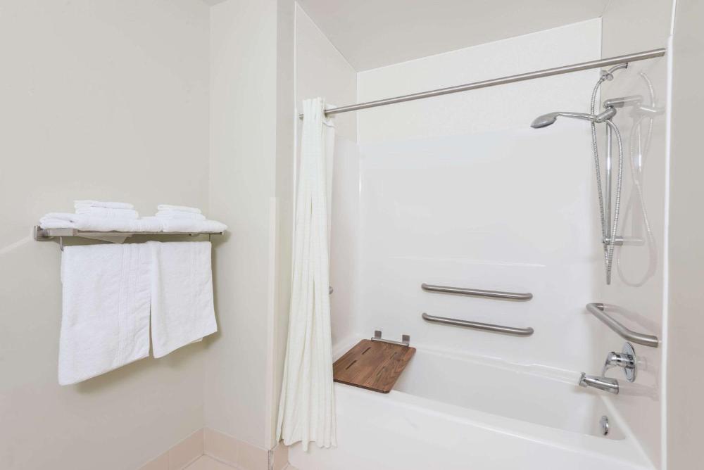 Queen Room - Mobility Access/Non-Smoking interior